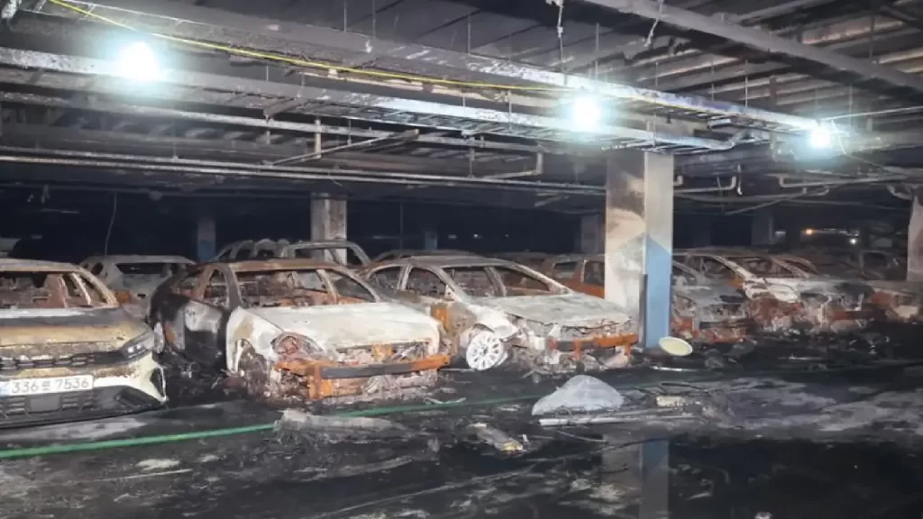 Mercedes-Benz Sedan caught fire iin underground parking in South Korea